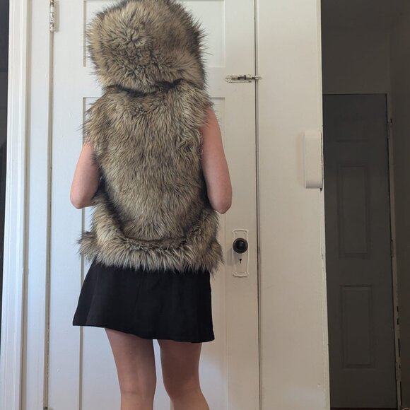 Aritzia Sunday Best Oversized Fur Vest | XXS but fits up to medium | - Picture 7 of 8